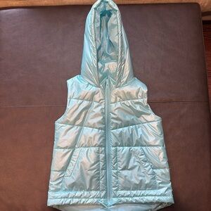 Like new maybe worn once or twice Zella Girls Metallic Puffer Vest!